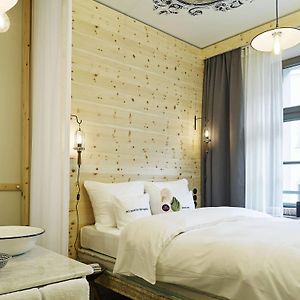 Camera media con letto king size